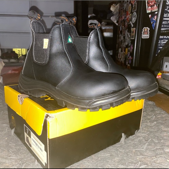 Steel toe boots - Picture 1 of 5